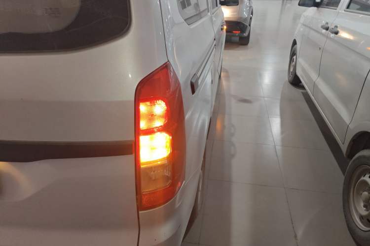 Used Wuling Hongguang V 2022 1.5L Jingqu Version Hydraulic Power Steering LAR Exterior 3