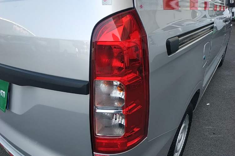 Used Wuling Hongguang V 2022 1.5L Jingqu Edition Enclosed-Window Vehicle with Hydraulic Power Steering LAR Exterior 3