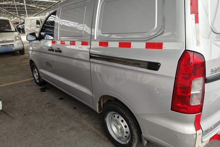 Used Wuling Hongguang V 2022 1.5L Jingqu Edition Enclosed-Window Vehicle with Hydraulic Power Steering LAR Exterior 3