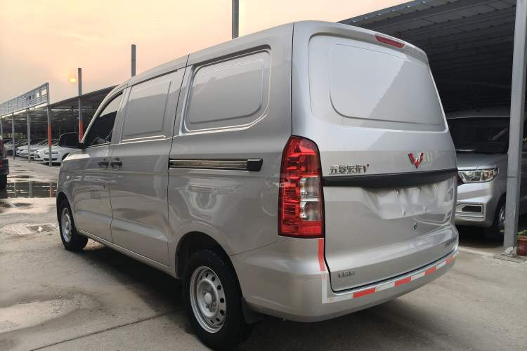 Used Wuling Hongguang V 2022 1.5L Jingqu Edition Enclosed-Window Vehicle with Hydraulic Power Steering LAR Exterior 4