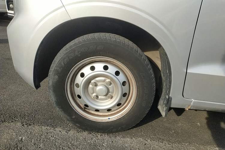 Used Wuling Hongguang V 2022 1.5L Jingqu Edition Enclosed-Window Vehicle with Hydraulic Power Steering LAR Exterior 4