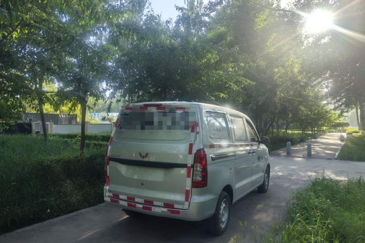 Used Wuling Hongguang V 2022 1.5L Jingqu Edition Enclosed-Window Vehicle with Hydraulic Power Steering LAR Exterior 4