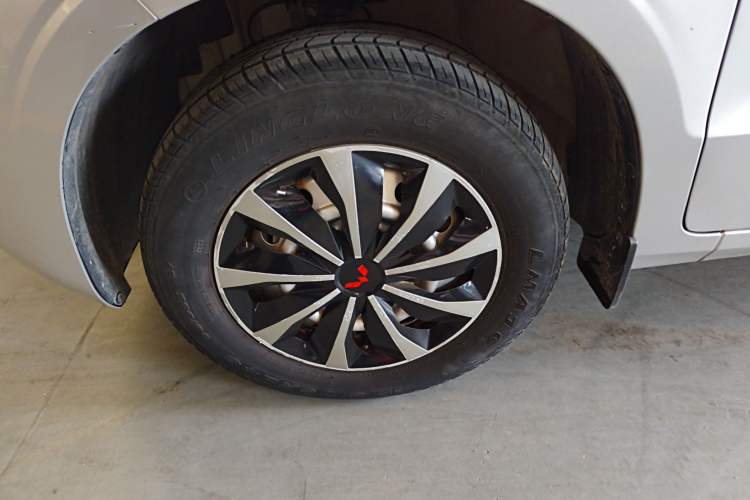 Used Wuling Hongguang V 2022 1.5L Jingqu Edition Enclosed-Window Vehicle with Hydraulic Power Steering LAR Exterior 4