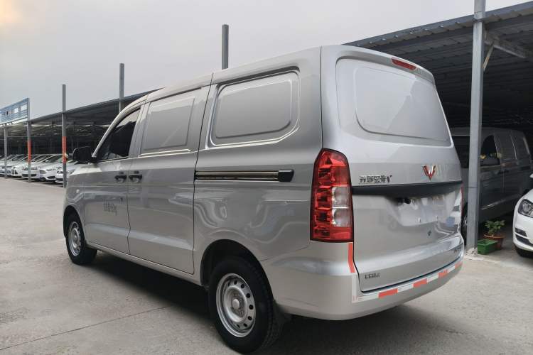 Used Wuling Hongguang V 2022 1.5L Jingqu Edition Enclosed-Window Vehicle with Hydraulic Power Steering LAR Exterior 5