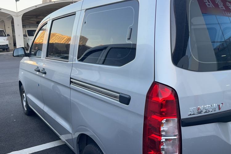 Used Wuling Hongguang V 2022 1.5L Jingqu Edition Electric-Assist LAR Exterior 5