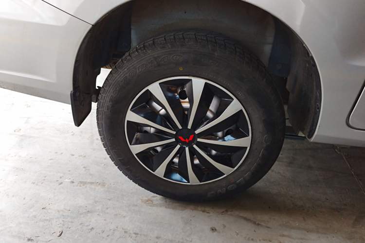 Used Wuling Hongguang V 2022 1.5L Jingqu Edition Enclosed-Window Vehicle with Hydraulic Power Steering LAR Exterior 5