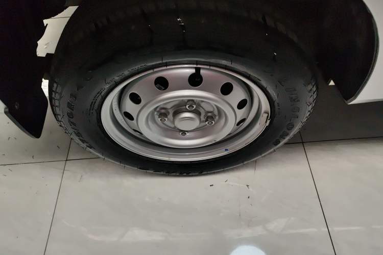 Used Wuling Hongguang V 2022 1.5L Jingqu Edition Enclosed-Window Vehicle with Hydraulic Power Steering LAR Exterior 5