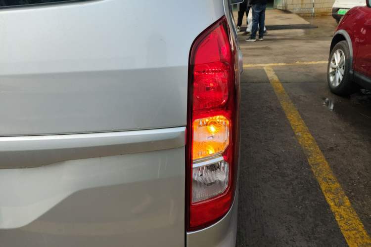 Used Wuling Hongguang V 2022 1.5L Enjoy Edition Electric-Powered LAR Exterior 6