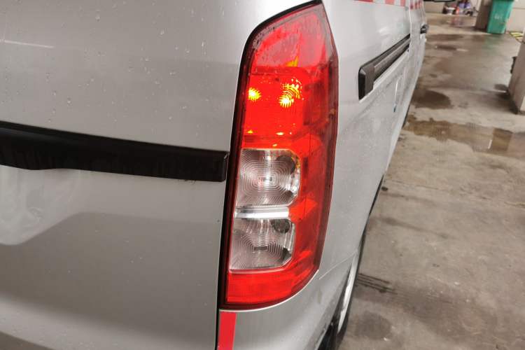 Used Wuling Hongguang V 2022 1.5L Jingqu Edition Enclosed-Window Vehicle with Electric Power Steering LAR Exterior 6