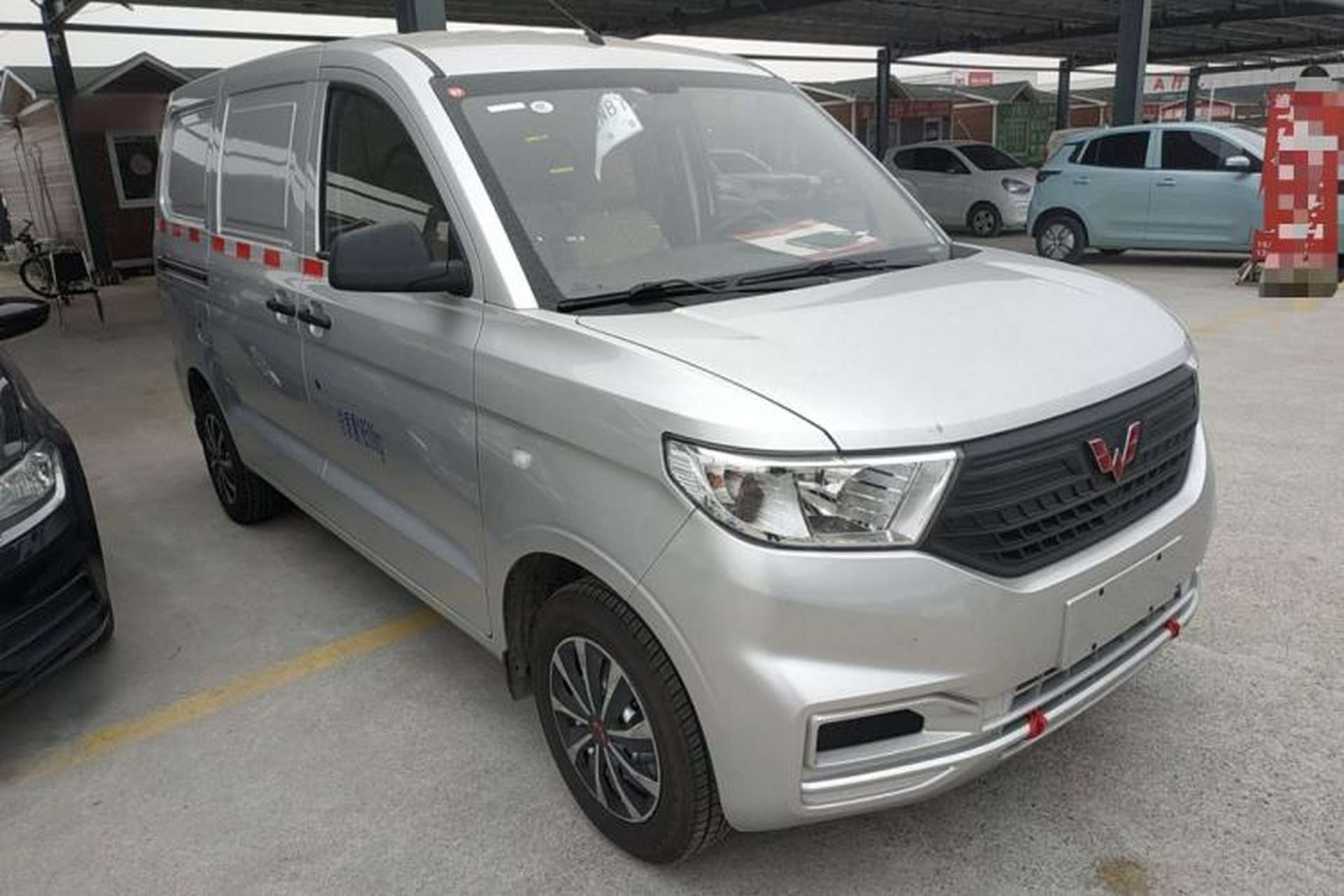 Used Wuling Hongguang V 2022 1.5L Jingqu Edition Enclosed-Window Vehicle with Electric Power Steering LAR Front Right 45 Deg