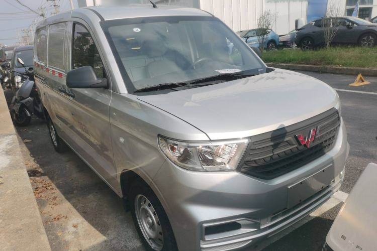 Used Wuling Hongguang V 2022 1.5L Jingqu Edition Enclosed-Window Vehicle with Hydraulic Power Steering LAR Front Right 45 Deg