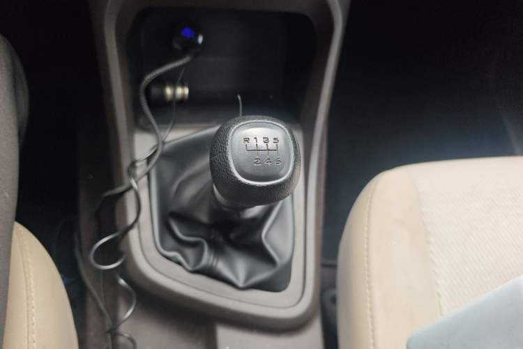 Used Wuling Hongguang V 2022 1.5L Jingqu Edition Enclosed-Window Vehicle with Hydraulic Power Steering LAR Gear Lever