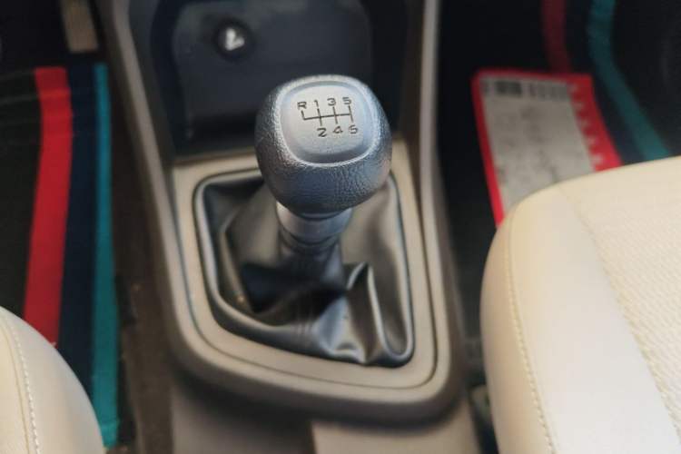 Used Wuling Hongguang V 2022 1.5L Jingqu Edition Enclosed-Window Vehicle with Hydraulic Power Steering LAR Gear Lever