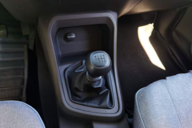 Used Wuling Hongguang V 2022 1.5L Jingqu Edition Electric-Assist LAR Gear Lever