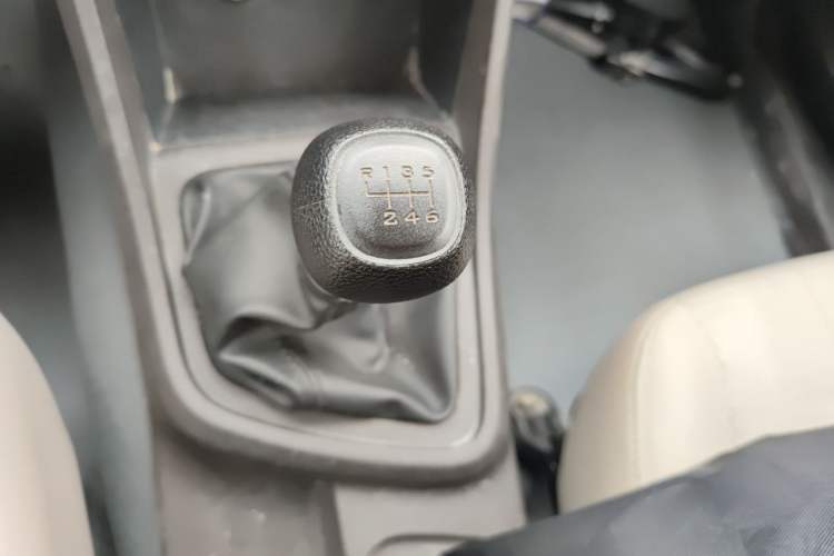 Used Wuling Hongguang V 2022 1.5L Jingqu Version Hydraulic Power Steering LAR Gear Lever