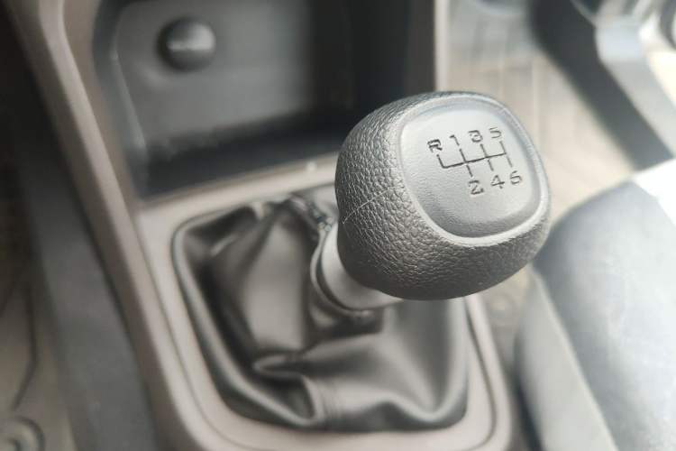 Used Wuling Hongguang V 2022 1.5L Jingqu Version Hydraulic Power Steering LAR Gear Lever