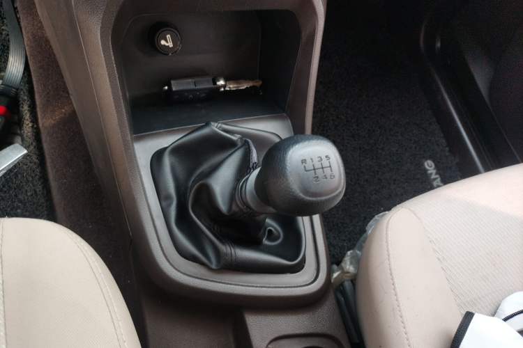Used Wuling Hongguang V 2022 1.5L Jingqu Edition Electric-Assist LAR Gear Lever