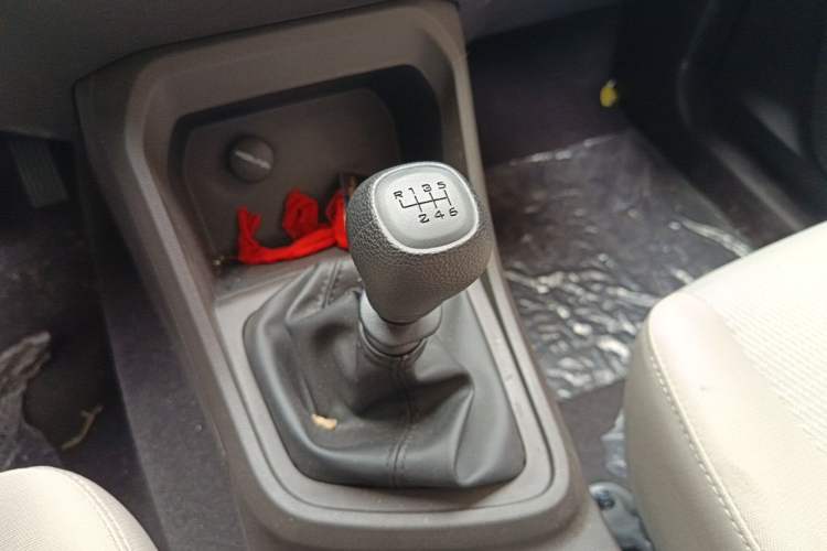 Used Wuling Hongguang V 2022 1.5L Jingqu Edition Electric-Assist LAR Gear Lever