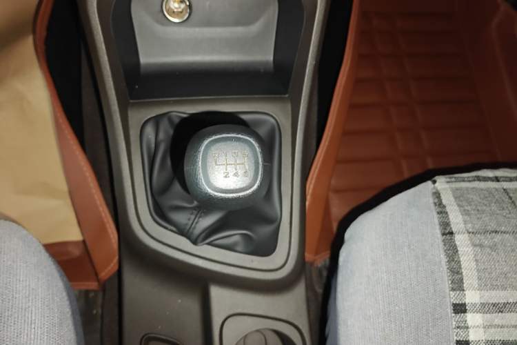 Used Wuling Hongguang V 2022 1.5L Jingqu Edition Enclosed-Window Vehicle with Electric Power Steering LAR Gear Lever