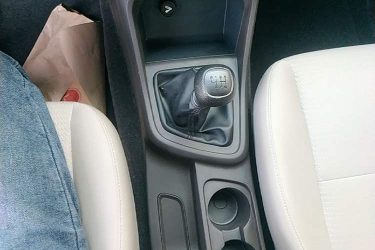 Used Wuling Hongguang V 2022 1.5L Jingqu Edition Enclosed-Window Vehicle with Hydraulic Power Steering LAR Gear Lever