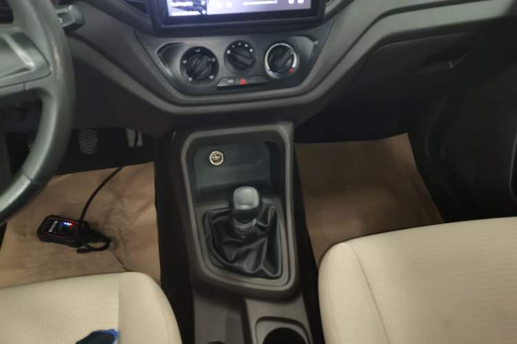 Used Wuling Hongguang V 2022 1.5L Jingqu Edition Enclosed-Window Vehicle with Hydraulic Power Steering LAR Gear Lever