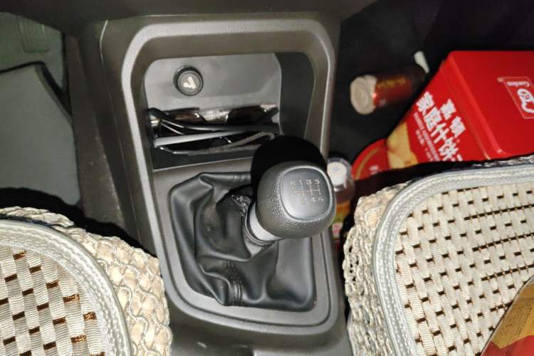 Used Wuling Hongguang V 2022 1.5L Jingqu Version Hydraulic Power Steering LAR Gear Lever