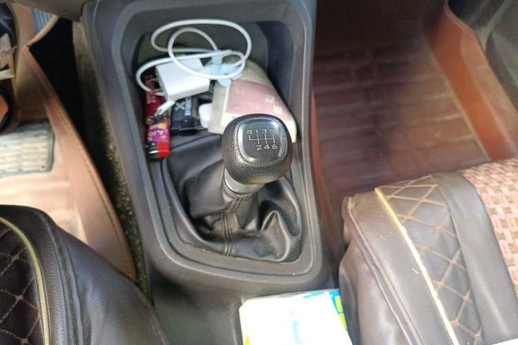 Used Wuling Hongguang V 2022 1.5L Jingqu Edition Enclosed-Window Vehicle with Hydraulic Power Steering LAR Gear Lever