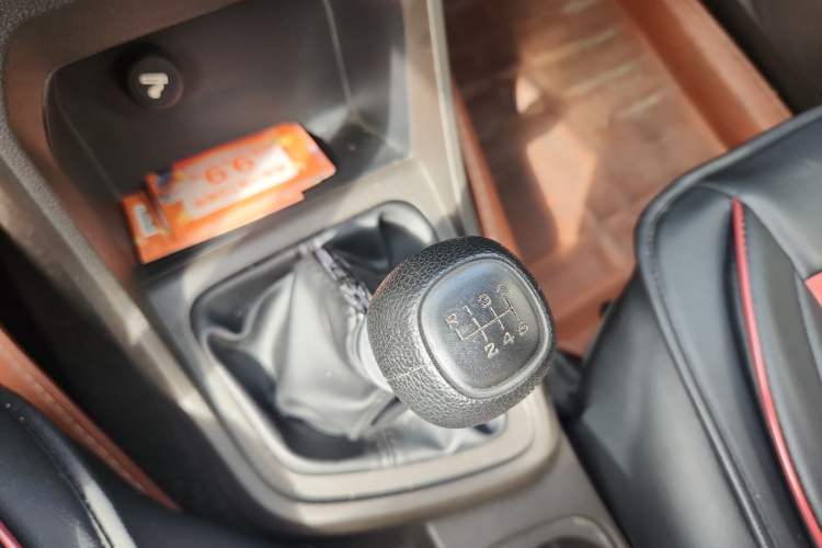 Used Wuling Hongguang V 2022 1.5L Jingqu Edition Enclosed-Window Vehicle with Hydraulic Power Steering LAR Gear Lever