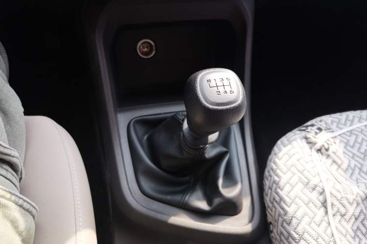 Used Wuling Hongguang V 2022 1.5L Jingqu Edition Enclosed-Window Vehicle with Electric Power Steering LAR Gear Lever