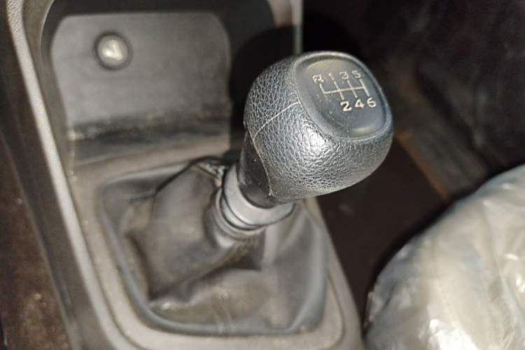 Used Wuling Hongguang V 2022 1.5L Jingqu Edition Enclosed-Window Vehicle with Hydraulic Power Steering LAR Gear Lever