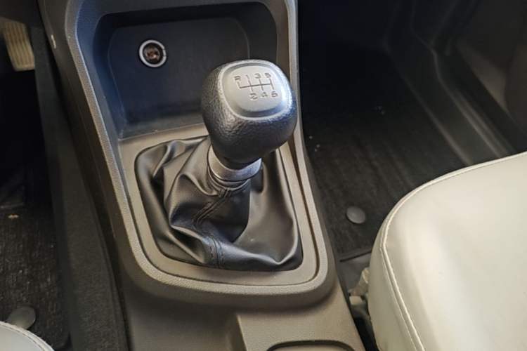 Used Wuling Hongguang V 2022 1.5L Jingqu Edition Electric-Assist LAR Gear Lever
