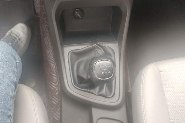 Used Wuling Hongguang V 2022 1.5L Jingqu Edition Electric-Assist LAR Gear Lever