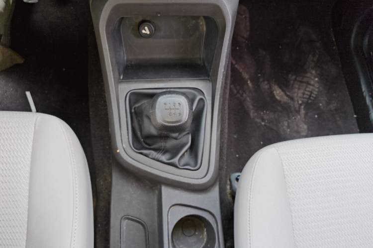 Used Wuling Hongguang V 2022 1.5L Jingqu Edition Enclosed-Window Vehicle with Hydraulic Power Steering LAR Gear Lever
