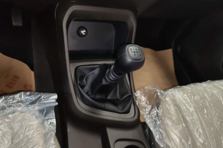 Used Wuling Hongguang V 2022 1.5L Jingqu Edition Enclosed-Window Vehicle with Hydraulic Power Steering LAR Gear Lever
