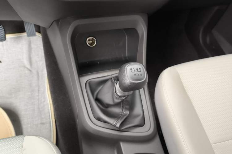 Used Wuling Hongguang V 2022 1.5L Jingqu Edition Electric-Assist LAR Gear Lever
