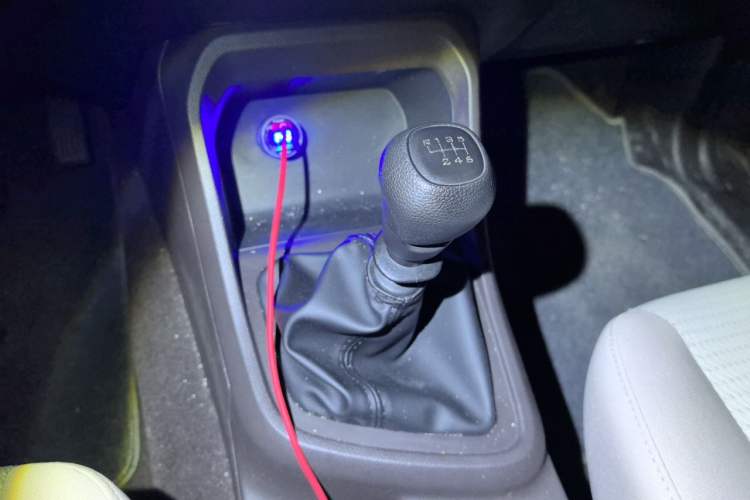 Used Wuling Hongguang V 2022 1.5L Jingqu Edition Enclosed-Window Vehicle with Hydraulic Power Steering LAR Gear Lever