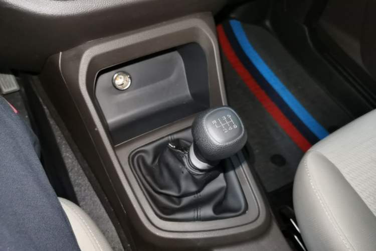 Used Wuling Hongguang V 2022 1.5L Jingqu Edition Electric-Assist LAR Gear Lever
