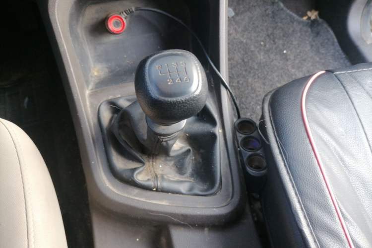Used Wuling Hongguang V 2022 1.5L Jingqu Edition Enclosed-Window Vehicle with Hydraulic Power Steering LAR Gear Lever