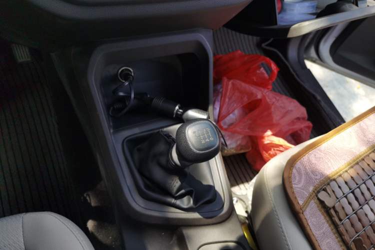 Used Wuling Hongguang V 2022 1.5L Jingqu Edition Electric-Assist LAR Gear Lever