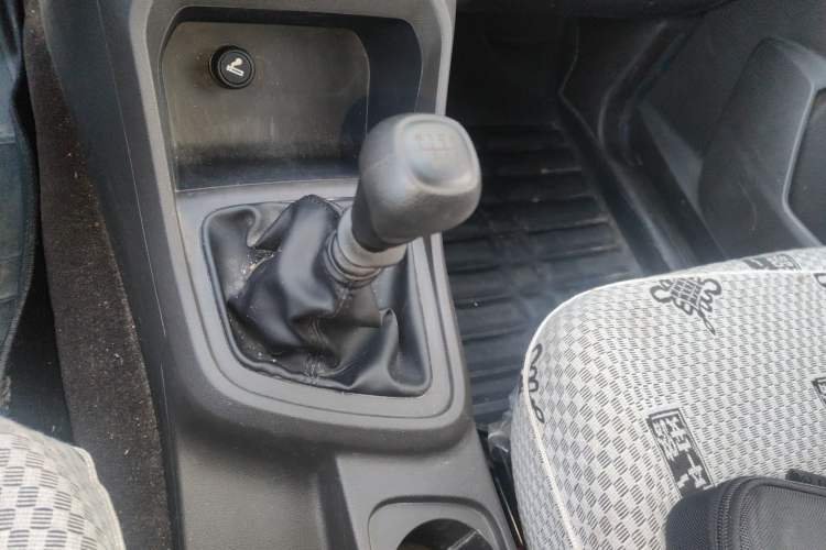 Used Wuling Hongguang V 2022 1.5L Jingqu Version Hydraulic Power Steering LAR Gear Lever