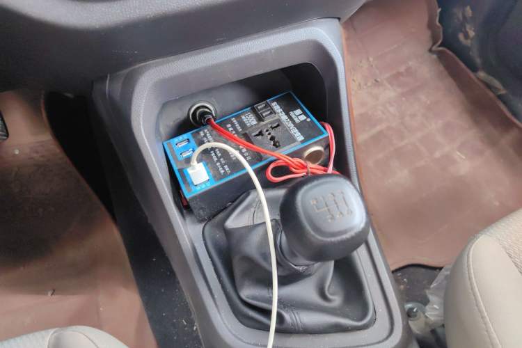 Used Wuling Hongguang V 2022 1.5L Jingqu Edition Enclosed-Window Vehicle with Hydraulic Power Steering LAR Gear Lever