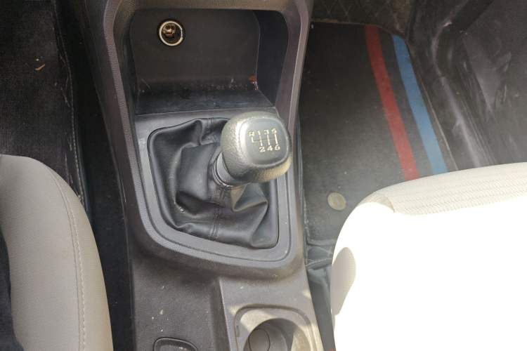 Used Wuling Hongguang V 2022 1.5L Jingqu Edition Enclosed-Window Vehicle with Electric Power Steering LAR Gear Lever