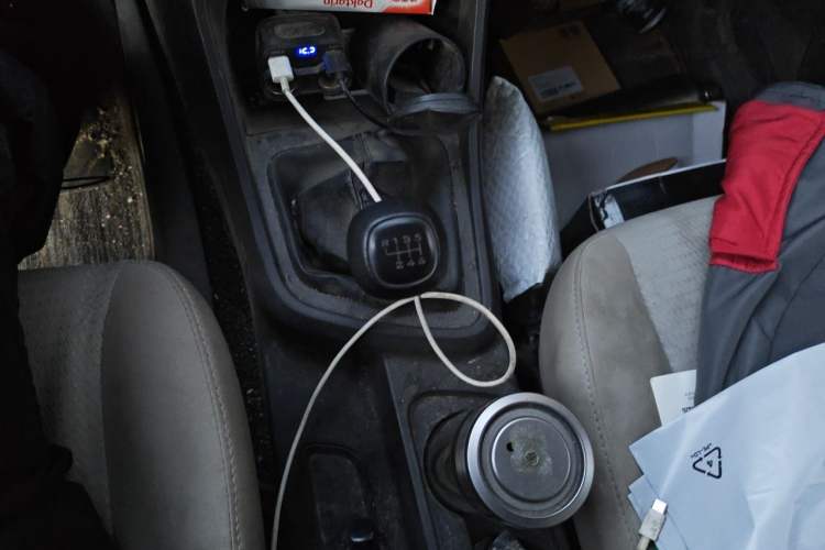 Used Wuling Hongguang V 2022 1.5L Jingqu Edition Enclosed-Window Vehicle with Hydraulic Power Steering LAR Gear Lever