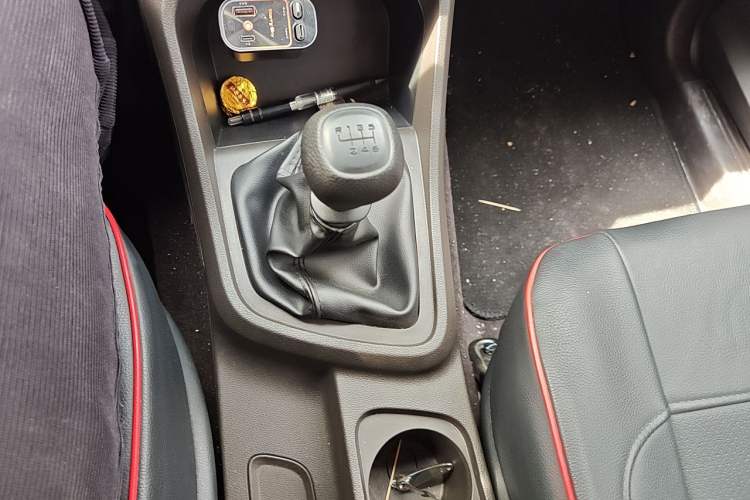 Used Wuling Hongguang V 2022 1.5L Jingqu Edition Electric-Assist LAR Gear Lever