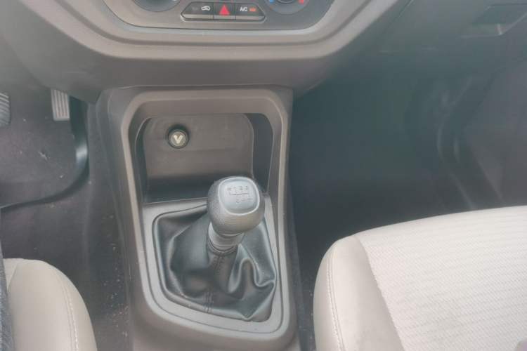 Used Wuling Hongguang V 2022 1.5L Jingqu Edition Enclosed-Window Vehicle with Hydraulic Power Steering LAR Gear Lever