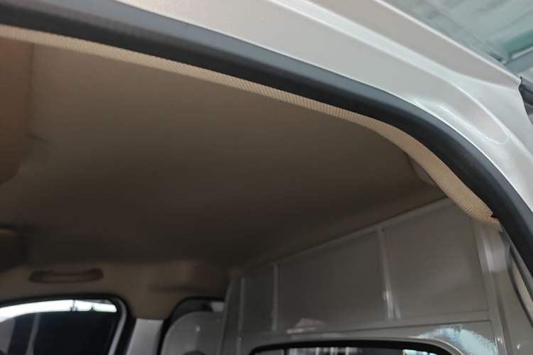 Used Wuling Hongguang V 2022 1.5L Jingqu Edition Enclosed-Window Vehicle with Electric Power Steering LAR Headliner