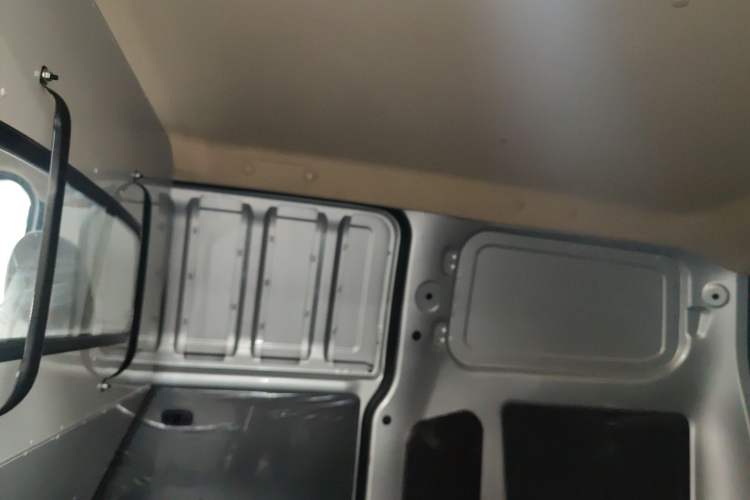 Used Wuling Hongguang V 2022 1.5L Jingqu Edition Enclosed-Window Vehicle with Hydraulic Power Steering LAR Headliner