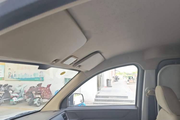 Used Wuling Hongguang V 2022 1.5L Jingqu Edition Enclosed-Window Vehicle with Electric Power Steering LAR Headliner