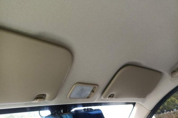 Used Wuling Hongguang V 2022 1.5L Jingqu Edition Enclosed-Window Vehicle with Electric Power Steering LAR Headliner