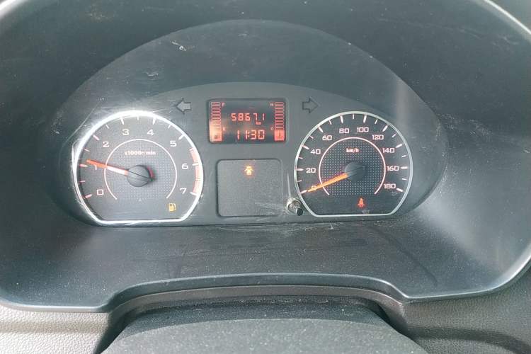 Used Wuling Hongguang V 2022 1.5L Jingqu Edition Enclosed-Window Vehicle with Hydraulic Power Steering LAR Instrument Cluster